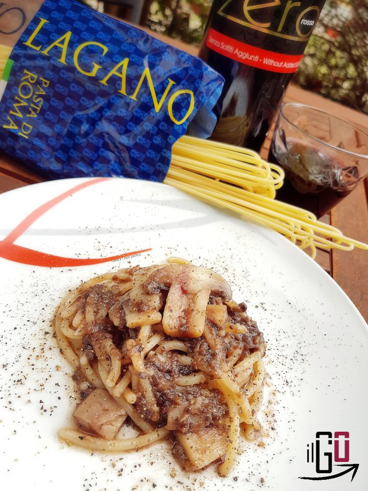 Spaghettoni con crema di Tartufo Nero, Funghi e riduzione di Vino Rosso