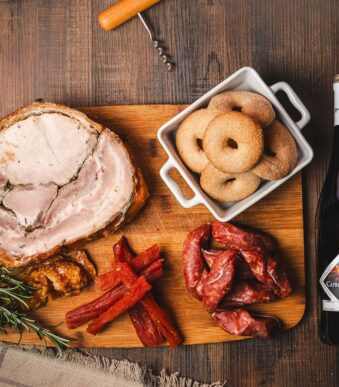 Per Chi Ama Roma box regalo porchetta e vino con Porchetta di Ariccia IGP, coppiette, salsiccette e ciambelline al vino | Il Gustonline